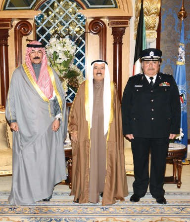 صاحب السمو اثناء استقباله الشيخ محمد الخالد والفريق سليمان الفهد