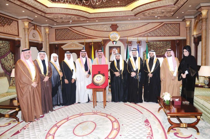 سمو ولي العهد الشيخ نواف الاحمد خلال استقباله رئيس واعضاء مركز التحكيم التجارى