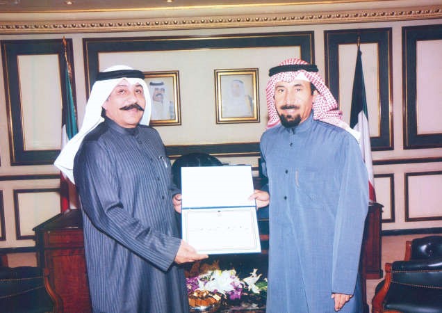 الشيخ علي الجابر مكرما اللواء عبدالحميد العوضي