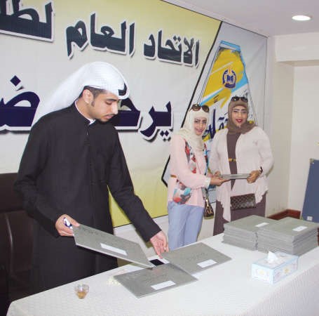 جانب من حفل تكريم المشاركات في التسجيل﻿
