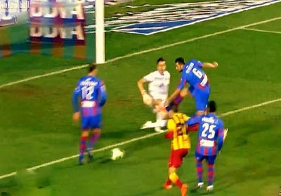 بالفيديو.. مدافع ليفانتي يتسبب بهدف كوميدي في مرماه أمام برشلونة