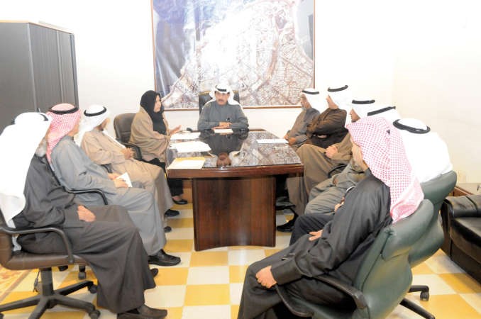 ماحمد الصبيح خلال اجتماعه مع عدد من قياديي البلدية