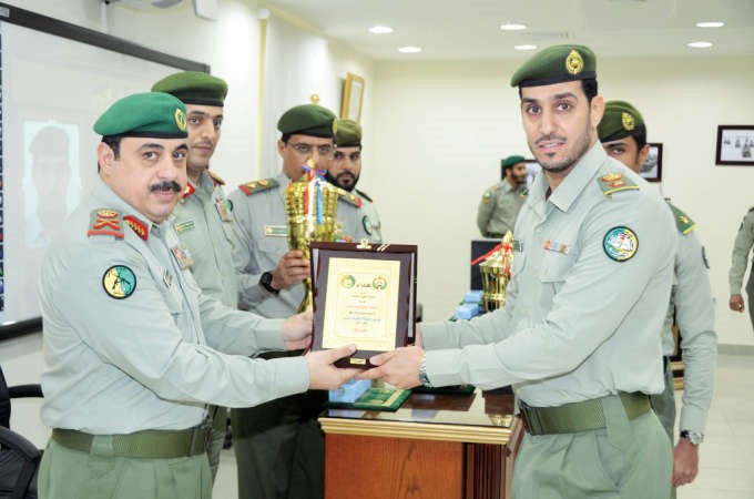 ومكرما احد الضباط الخريجين﻿