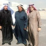 محمد الجويهل متوسطا اقاربه بعد اطلاق سراحه 
