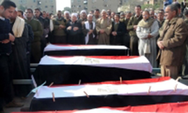 عدد من المصريين يؤدون صلاة الجنازة على ضحايا الهجوم