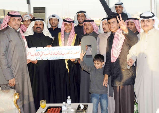 الشيخ سعد الفهد يسلم الكاس ومفتاح السيارة الى الشبرم ﻿