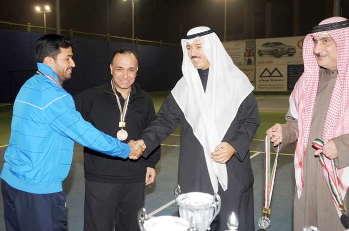 الشيخ احمد الجابر يسلم الميداليات للفائزين ﻿