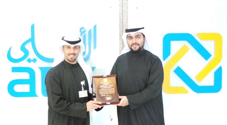 علي البغلي يتسلم درع الشكر من عبدالله بهمن