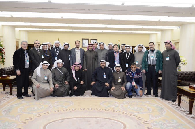 رئيس مجلس الامة مرزوق الغانم متوسطا المحررين البرلمانيين بعد لقائه بهم في مكتبه ظهر امس