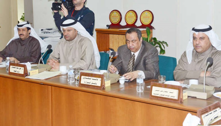 د علي العبيدي واركان وزارة الصحة خلال الاجتماع