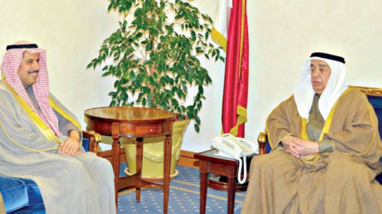 الشيخ محمد بن مبارك ال خليفة خلال استقباله الشيخ عزام الصباح ﻿