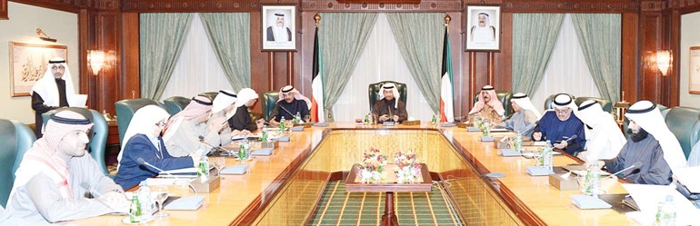 سمو رئيس الوزراء الشيخ جابر المبارك مترئسا الاجتماع الاستثنائي لمجلس الوزراء﻿