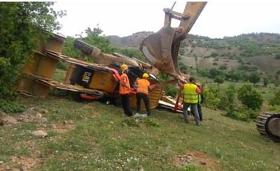 بالفيديو.. حاولوا إنقاذ جرافة فاسقطوها في الوادي