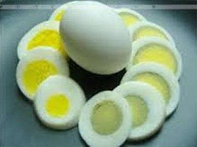 عالم فرنسي يعيد البيض نيئًا بعد سلقه
