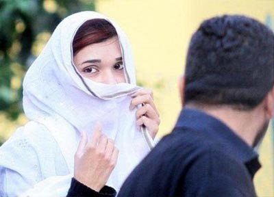 منعها والدها من الذهاب إلى المدرسة بسبب جمالها