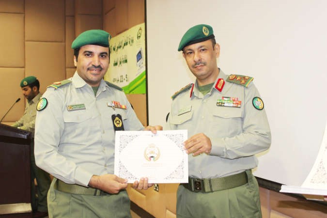 تكريم احد خريجي الدورة