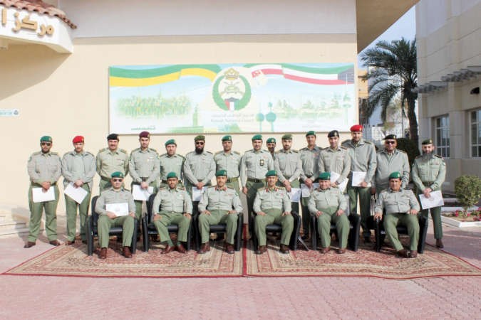 العميد محمد الفرحان في صورة تذكارية مع المشاركين في الدورة 