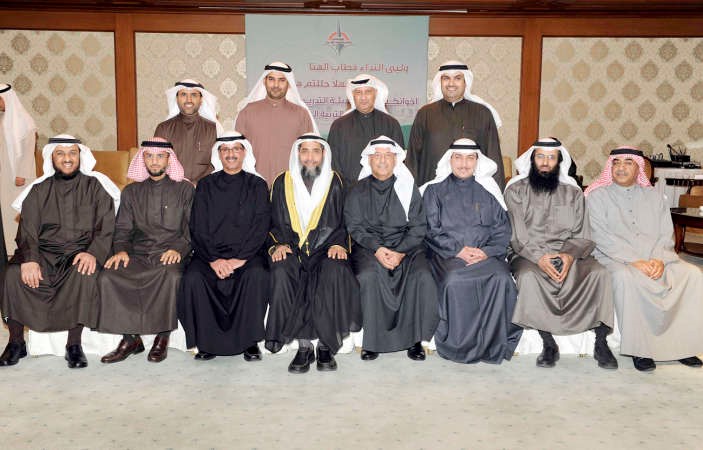 دعبدالرحمن الجيران وداحمد الاثري يتوسطان اعضاء هيئة التدريس
