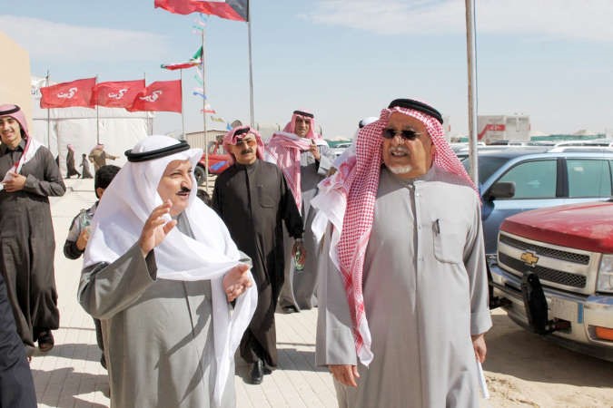 الشيخ علي الجراح ومحمد ضيف الله شرار يتابعان فعاليات مهرجان الموروث الشعبي