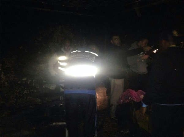 رجال وحدة التحقيق يقومون بمعاينة الشقة بعد اخماد الحريق واستخراج جثث الضحايا الاربعة﻿