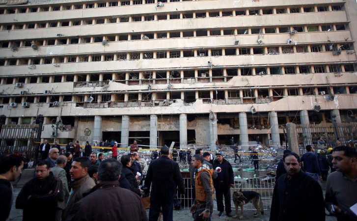 قوات امن مصرية تعاين موقع الانفجار امام مديرية امن القاهرة امس	افپ﻿