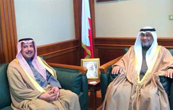 وزير الشؤون الخارجية البحريني غانم البوعينين مستقبلا السفير عزام الصباح﻿