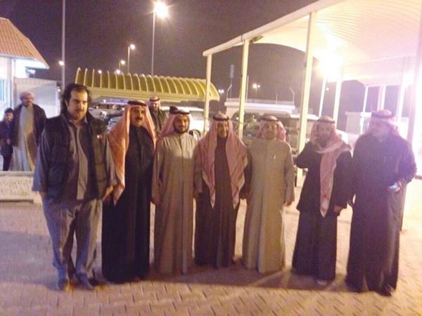 النائب د محمد الحويلة متوسطا المحتجزين لدى وصولهم الى البلاد