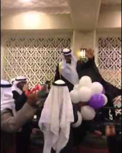 بالفيديو .. معرس كويتي يزفه اصدقاؤه على الحنطور على مدخل فندق 5 نجوم في الكويت