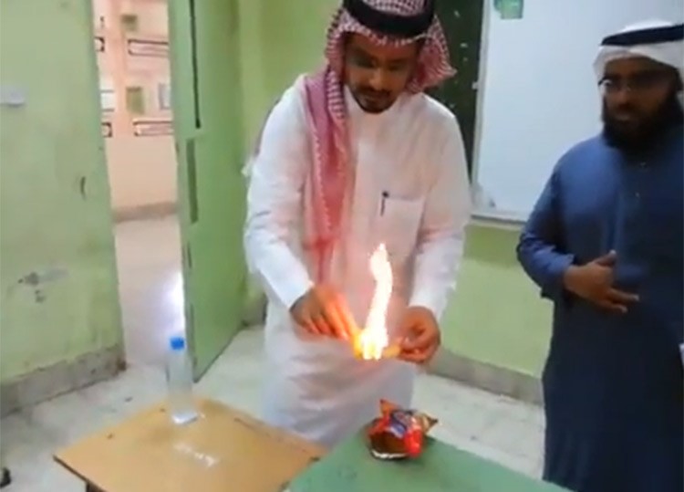 بالفيديو.. معلم سعودي يحرق شرائح البطاطا المقلية امام تلاميذه ليريهم خطورتها 