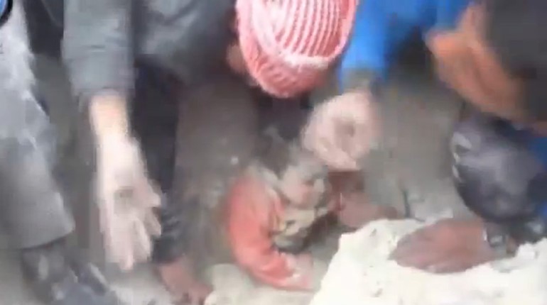 بالفيديو.. طفلة سورية تخرج حية من تحت أنقاض مبنى سوي بالأرض