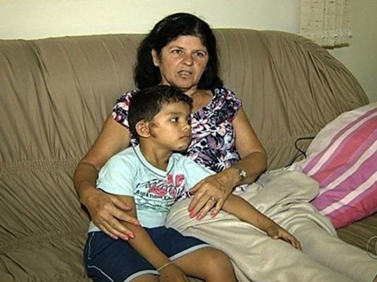 جواو بيدرو وجدته وخدشان فقط على الذقن واسفل السالف