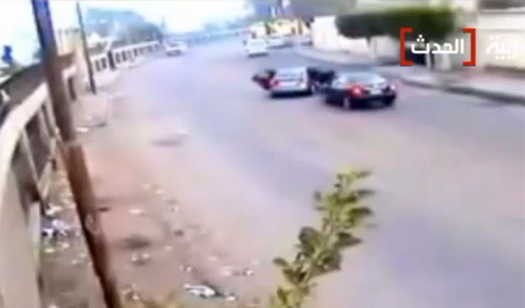 فيديو لسرقة سيارة في وضح النهار على طريق صحراوي بمصر