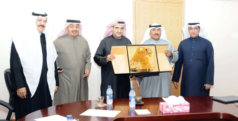 عوض الدماك يكرم فيصل الجمعة