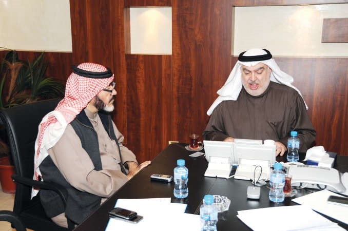 خليل الصالح يرد على استفسارات القراء بحضور مستشار الادارة العامة الزميل يوسف عبدالرحمن﻿