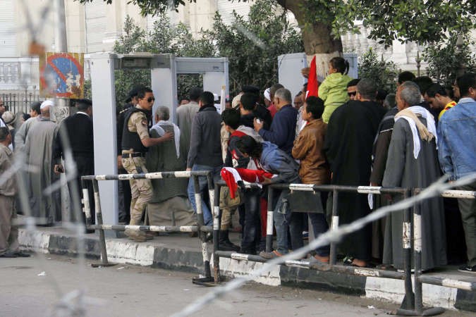 طوابير طويلة عند نقطة تفتيش امنية في ميدان التحرير في القاهرة امس افپ