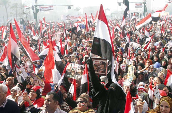 الالاف من المصريين يحتشدون في ميدان التحرير رافعين الاعلام وصور وزير الدفاع الفريق اول عبد الفتاح السيسي خلال احياء الذكرى الثالثة من لثورة 25 يناير امس افپ