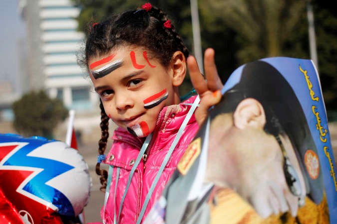 طفلة ترفع صورة السيسي في التحرير امس اپ