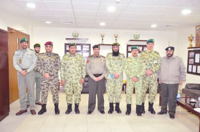 العقيد حقوقي عادل يوسف الجسمي مع المشاركين في اللقاء