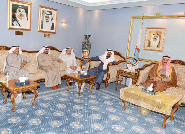 محافظ الاحمدي الشيخ دابراهيم الدعيج خلال لقائه عددا من المختارين﻿