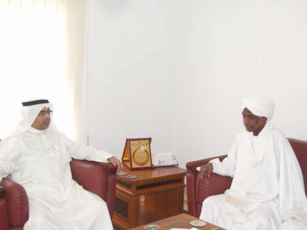السفير طلال الهاجري مع رئيس جمعية الصداقة السودانية الكويتية ابوبكر محمد ابوبكر ﻿