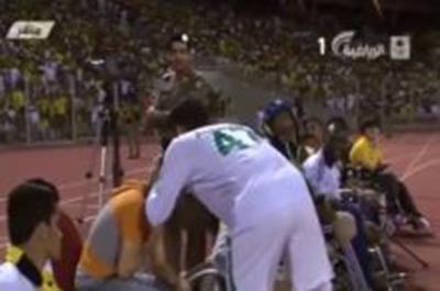 بالفيديو.. لاعب سعودي يوقف اللعب ويقبل رأس مشجع معاق ويعتذر له بعد إصابته بالكرة