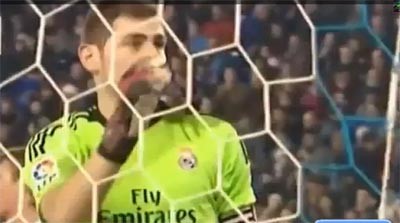بالفيديو.. كاسياس يتعرض لهجوم بالنفايات من جمهور إسبانيول..!!