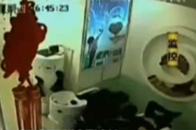 بالفيديو .. أظهر عدم رضاه عن قصة شعره فطعنه المصفف بمقص إخترق رئتيه 