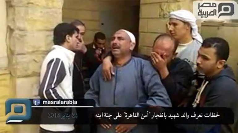 فيديو .. لحظة تعرف والد قتيل بانفجار "القاهرة" على جثة ابنه 