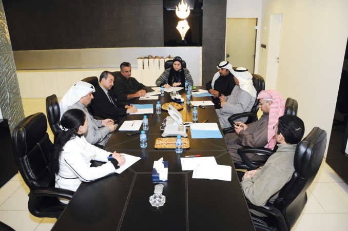 الزملاء عفاف مختار ورندى مرعي وابراهيم مطر يتابعون محاور الندوة﻿