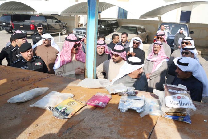 الخالد يتقفد طريقة التهريب ويبدو اللواء العوضي والعميد الغنام في حوار جانبي