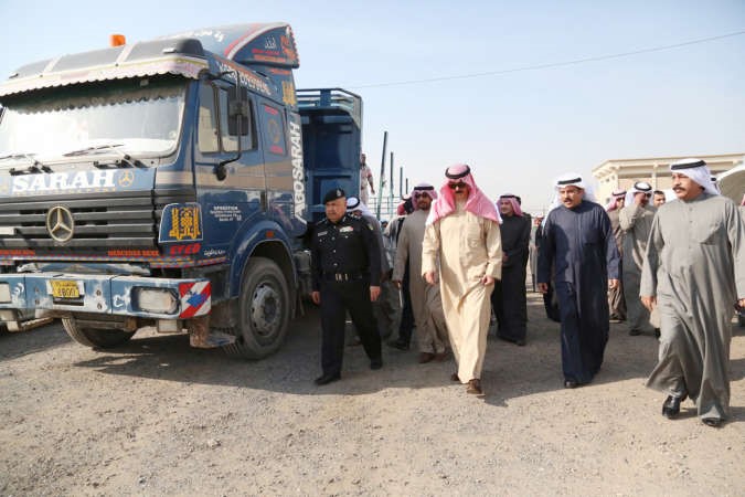 الخالد ومدير عام المكافحة بالانابة والى جوارهما الشاحنة