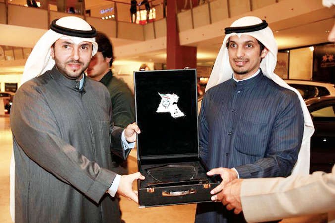 الشيخ سلمان حمود الصباح يتسلم درعا تذكارية