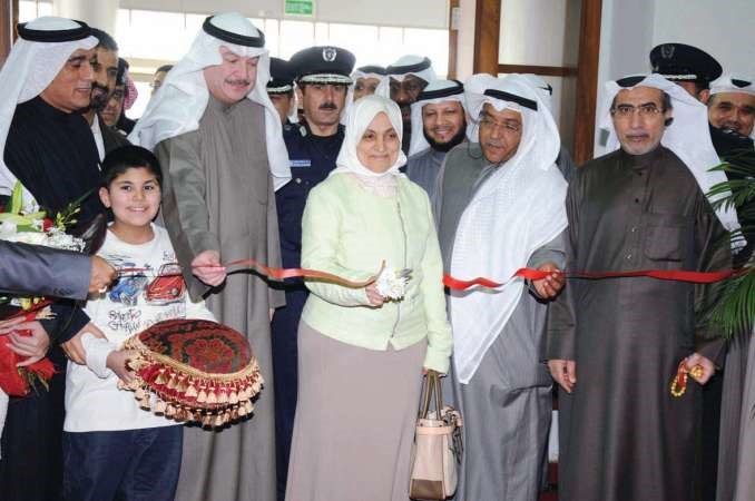 هند الصبيح وعبداللطيف السريع وعماد تيفوني ومنصور الموسى واحمد المنصور يقصون شريط افتتاح معرضي انفوبيز وانفوكونكت﻿