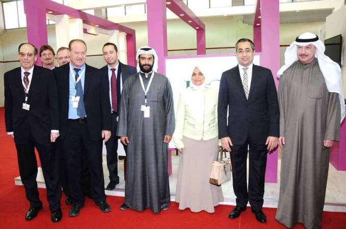 الوزيرة هند الصبيح تتوسط خليفة وليد المرزوق وعبداللطيف السريع وتوم ديرين وماهر سلامة واحمد الغباري في جناح الشركة ﻿